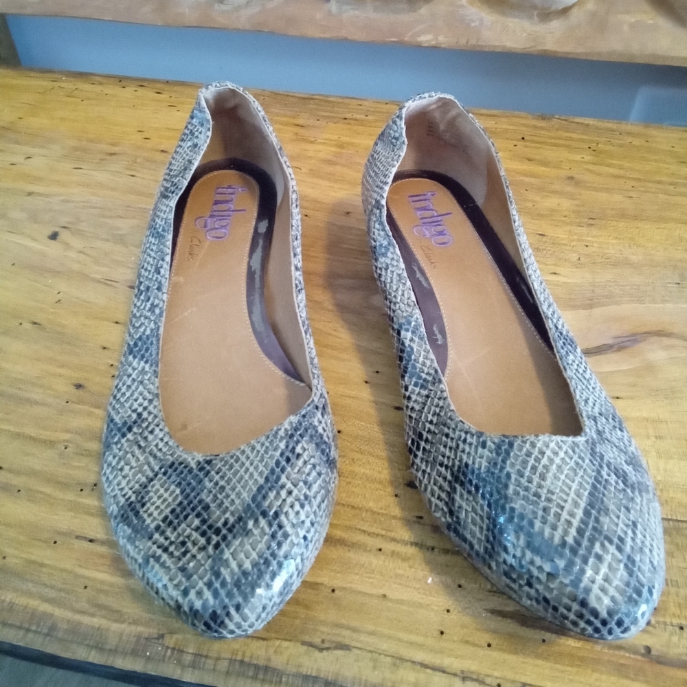 Indigo by Clarks Size 9 Women's Snakeskin Flats - Cream & Gray